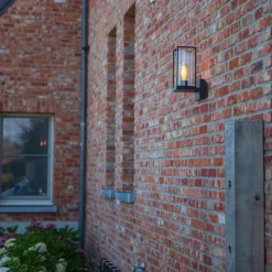 Buitenlamp Flair lantaarn op voet zwart IP44></noscript>Straluma