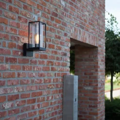 Buitenlamp Flair lantaarn op voet zwart IP44></noscript>Straluma