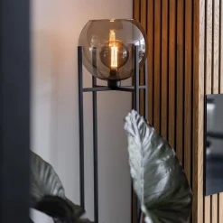 Frame vloerlamp mat zwart met smoke glazen bol></noscript>Straluma