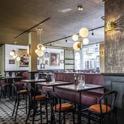 Hanglamp 4L brass met opaal bolglas></noscript>Straluma Hot