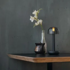 Kleine LED tafellamp oplaadbaar mat zwart met smoke glas><noscript><img width=