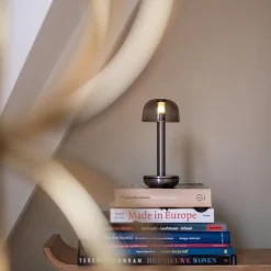 Luxe tafellamp op batterij dimbaar titanium/smoke></noscript>Straluma New