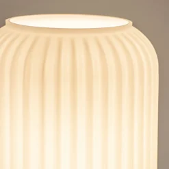 Mat witte tafellamp met zwarte voet><noscript><img width=