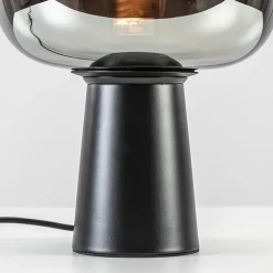 Mat zwarte tafellamp Mayson met smoke glazen kap></noscript>Straluma Hot