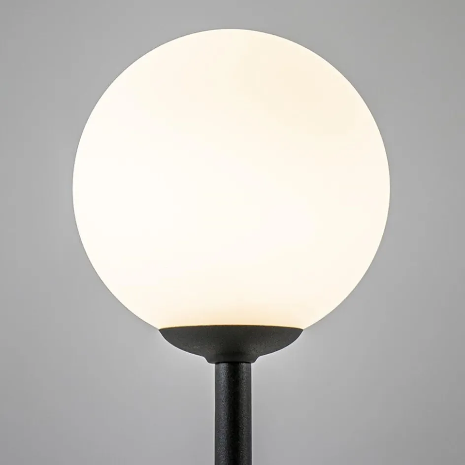 Mat zwarte tafellamp met witte glazen bol>Straluma