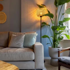 Mat zwarte vloerlamp met bamboe kap></noscript>Straluma Outlet