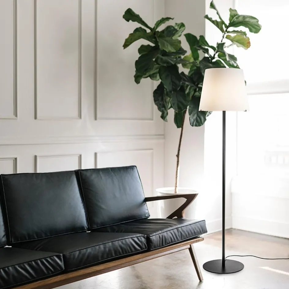 Mat zwarte vloerlamp met opaal glazen kap>Straluma Sale