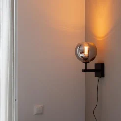 Mat zwarte wandlamp met smoke glazen bol 20 cm><noscript><img width=