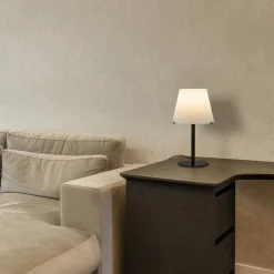 Moderne design tafellamp zwart met witte glazen kap></noscript>Straluma Hot