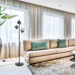 Moderne vloerlamp zwart met verstelbare LED spots></noscript>Straluma Hot