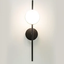 Moderne wandlamp zwart met witte bol incl LED></noscript>Straluma Best