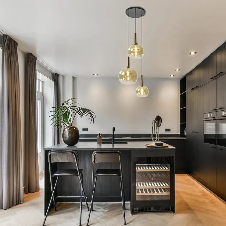 Ronde hanglamp zwart/goud met amber glas>Straluma