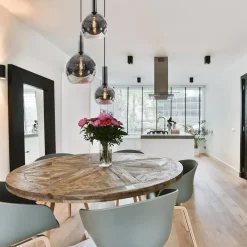 Ronde 3-lichts hanglamp met diverse smoke glazen kappen><noscript><img width=