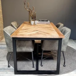 Stoere eettafel mangohout met visgraat en zwarte poot></noscript>Straluma Hot