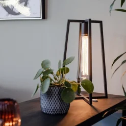 Stoere zwarte tafellamp frame></noscript>Straluma Online