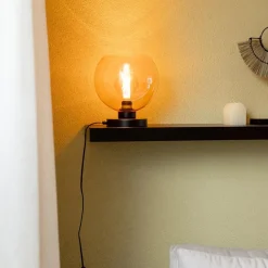 Strak klassieke tafellamp zwart met amber glas></noscript>Straluma Discount