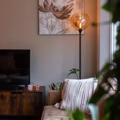 Strak klassieke vloerlamp zwart met amber glas 30 cm></noscript>Straluma New