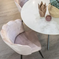 Velvet roze eetkamerstoel met zwart metalen pootjes><noscript><img width=