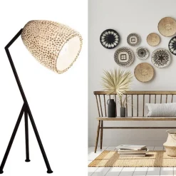 Zwarte driepoot tafellamp met witte schelpenkap><noscript><img width=